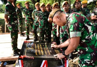 Danyonarmed 19/105 Trk Bogani Letkol Arm Edi Yulian Budiargo saat meresmikan aula Ibnu Dwi Asdiana, Sabtu (29/7)