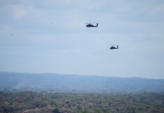uji manuver sekaligus penembakan basah Helikopter serbu Apache AH-64 milik TNI AD dengan.