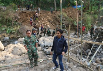 Dansatgas TMMD Kodim Madiun Letkol Inf Meina Helmi saat meninjau progres pekerjaan jembatan