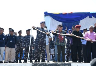 Danlantamal XIII Tarakan Laksamana Pertama TNI Deni Herman saat melepas ekspresi rupiah berdaulat 2023 di Tarakan