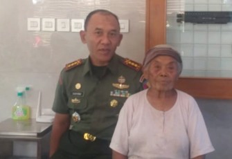 Danrem 081/DSJ Kolonel Inf H. Sugiyono bersama Mbah Minem, Senin (31/7)