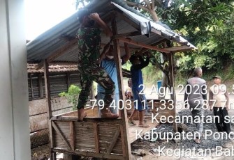Kerja bakti perbaiki pos kamling wilayah desa binaan