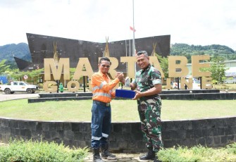 Danrem 023/KS Kolonel Inf Lukman Hakim saat menerima cenderamata 