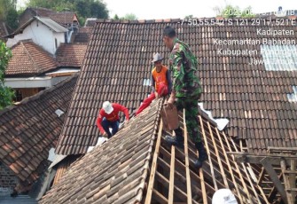 Serka Sentot bantu pasang genteng rumah warga binaannya