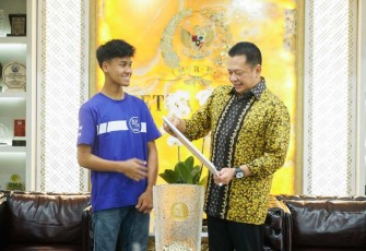 Bambang Soesatyo saat memberikan uang pembinaan