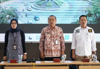 Foto dari Kiri ke kanan: Kabid Pengelolaan Informasi dan Komunikasi Diskominfo Ipung E. Setianingrum,  Asda I Pemkot Cilegon Tatang Muftadi, Ketua Komisi Informasi Provinsi Banten Toni Anwar Mahmud, Kamis (3/8)