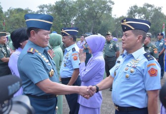 Panglima TNI Laksamana Yudo Margono saat memberikan ucapan selamat kenaikan pangkat Dankoharmatau 