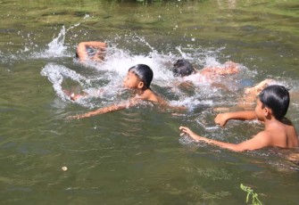 Anak-anak mandi di sungai Kare lokasi TMMD Kodim Madiun, Jum'at (4/8)