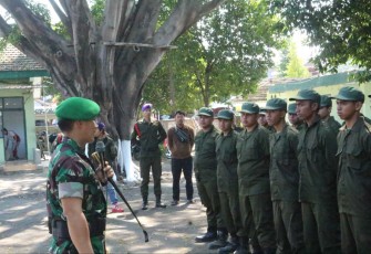 Dandim 0802/Ponorogo Letkol Inf Hirta Juni Adriansyah saat memberikan pembekalan, Jum'at (4/8)