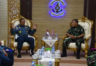 Wadan Kodiklatal Laksamana Muda TNI Supardi saat menerima kunjungan Danpuspomal Laksda TNI Sasmita di Surabaya, Jum'at (4/8)