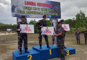 Prajurit Bravo Zulu Wing Udara 3 Puspenerbal saat menerima medali