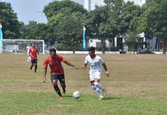 Pemain PSAD (putih) saat menggiring bola dalam turnamen Piala Panglima TNI tahun 2023 di lapangan Trisila Mabesal Cilangkap, Jakarta, Jum'at (4/8)