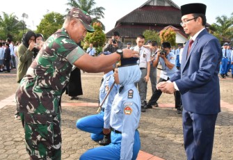 Danrem 023/KS Kolonel Inf Lukman Hakim melantik siswa baru SMAN 1 Matauli Pandan, Sabtu (5/8) 