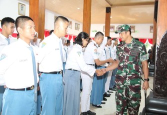 Dandim 0806/Trenggalek Letkol Kav Peddy Adi Prasetyo saat menyalami peserta pelatihan paskibraka, Sabtu (5/8)