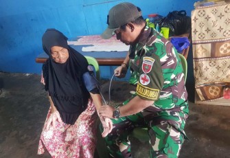 Pelayanan kesehatan satgas TMMD Kodim 1411/Bulukumba sambangi rumah warga, Sabtu (5/8)