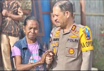 Linangan air mata ibu Elisabhet ungkapkan rasa terimakasih atas bantuan air bersih dan listrik kepada bapak Kapolres Belu AKBP Richo Nataldo Devallas di Kelurahan Manumutin, Kabupaten Belu, Sabtu (5/8)