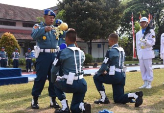 Danpuspomal Laksamana Muda TNI Samista melantik siswa kejuruan POMAL di Surabaya, Jum'at (4/8)
