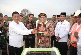 Menteri Desa, Pembangunan Daerah Tertinggal, dan Transmigrasi Abdul Halim Iskandar didampingi Kepala Pusat PPMDDTT M Yusra, PJ Bupati Bireuen Aulia Sofyan, Anggota Komisi V DPR RI Ruslan M Daud mengunjungi dan peletakan batu pertama Wisata Bukit Cinta Santewan Indah Desa Geulanggang Gampong Kecamatan Kota Juang Kabupaten Bireuen, Jumat (4/8/2023)