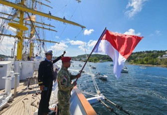 KRI Bima Suci kibarkan bendera merah putih saat tiba di Port of Arendal Have, Norwegia 