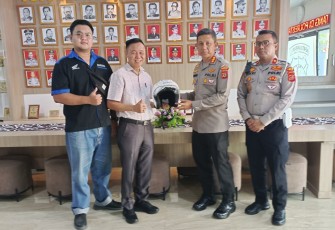 Kapolrestabes Medan Kombes Valentino Alfa Tatareda saat menerima bantuan helm dari PT Capella Dinamik Nusantara di Medan, Senin (7/8) 