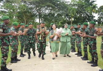 Pangdam Kasuari Mayjen TNI Gabriel Lema saat kunjungan ke Brigif 26/GP, Senin (7/8)