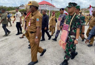 Kepala Staf Koarmada III Laksamana Pertama TNI Singgih Sugiarto dampingi kunjungan kerja Pj Gubernur Papua Barat Daya di Kabupaten Maybrat, Senin (7/8) 