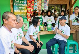 MenkopUKM Teten Masduki saat berdialog di depan stand dalam hajatan UMKM 2023 di Tangsel Banten, Minggu (6/8)