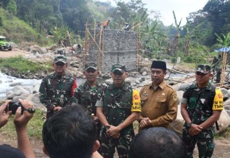 Danrem 081/DSJ Kolonel Inf H. Sugiyono saat mendampingi Tim Wasev TMMD di Madiun, Senin (7/8)