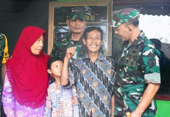 Tawa sumringah bapak Suratmin ketika dikunjungi Danrem 081/DSJ Kolonel Inf H. Sugiyono, Senin (7/8)