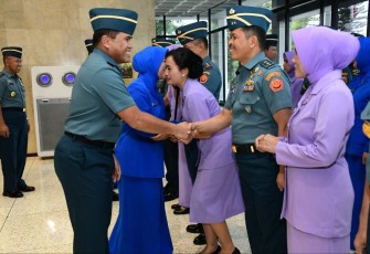 Kasal Laksamana TNI Muhammad Ali memberikan ucapan selamat atas kenaikan pangkat, Senin (7/8)