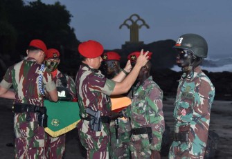 Danjen Kopassus Mayjen TNI Deddy Suryadi saat memberikan Brevet Komando di pantai Permisan Cilacap, Senin (7/8)