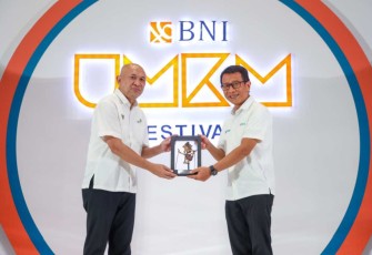 MenkopUKM Teten Masduki menerima cenderamata dari Direktur Retail Banking BNI Putrama Wahyu Setiawan dalam acara BNI UMKM Festival 2023 di Kota Semarang, Selasa (8/8)