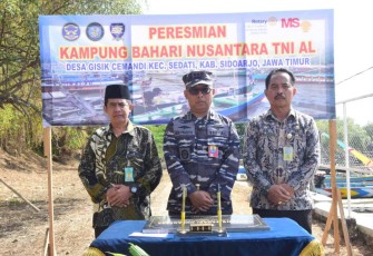 Danlanudal Juanda Kolonel Laut (P) Heru Prasetyo saat mereamikan kampung bahari nusantara Gisik Cemandi, Sidoarjo, Selasa (8/8)