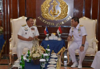 Kasal Laksamana TNI Muhammad Ali bersama Kasal Filipina Vice Admiral Toribio Adaci Jr, di Mabesal Cilangkap, Jakarta, Selasa (8/8)