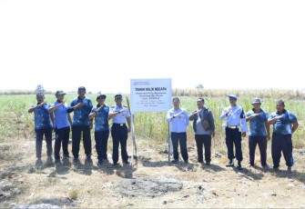 Pemasangan plang aset lanud Iswahjudi di desa Mojopurno Kabupaten Magetan, Selasa (8/8)