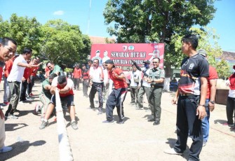 Dandim 0802/Ponorogo Letkol Inf Hirta Juni Adriansyah support semangat peserta lomba tarik tambang, Rabu (9/8)