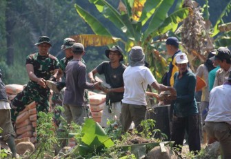 Masyarakat berjibaku bantu satgas TMMD Kodim Madiun 