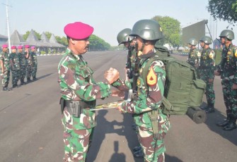 Gubernur AAL Mayjen TNI (Mar) Endi Supardi memberikan penghargaan taruna berprestasi, Rabu (9/8)