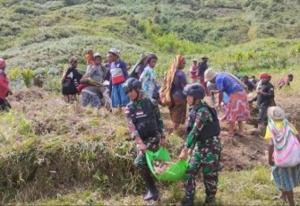 Karya bakti prajurit satgas pamtas Yonif 310/KK di distrik Okbibab, Rabu (9/8)
