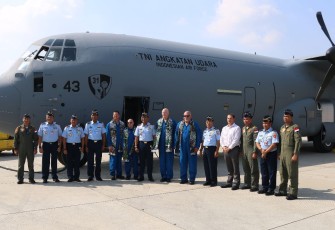 Pangkoopsud I Marsda TNI Bambang Gunarto saat foto bersama crew saat menyambut kedatangan pesawat Hercules C-130J Tail Number A-1343 di Lanud Halim Perdanakusuma, Jakarta , Rabu (9/8)