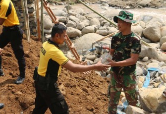 Kompak TNI-Polri sukseskan TMMD Kodim 0803/Madiun, Rabu (9/8)