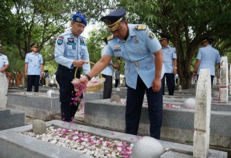 Plh. Kakanwil Kemenkumham Aceh Lilik Sujandi saat tabur bunga, Rabu (9/8)