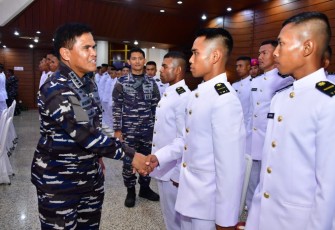 Kasal Laksamana TNI Muhammad Ali bersama perwira remaja TNI AL di Mabesal Cilangkap, Jakarta, Rabu (9/8)
