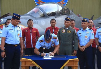 Dandepohar 30 Kolonel Tek MD. Riswanto saat tandatangani dokumen hasil pemeliharaan pesawat EMB-314 UPER Tucano No Reg TT-3103 di Malang, Kamis (10/8)