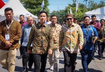 Walikota Surakarta Gibran Rakabuming Raka bersama SesKemenKopUKM Arif Rahman saat mengunjungi boot stand UMKM Nasional Expo 2013 di Kota Surakarta, Kamis (10/8)