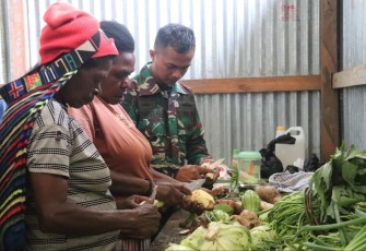 Prajurit Tri Dharma saat memberikan edukasi warga mengolah makanan sehat dan bergizi di Sugapa, Kab Intan Jaya, Papua, Kamis (10/8)