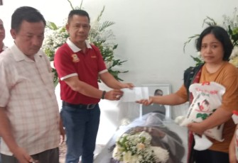 Ketua Pewarta saat memberikan santunan kedukaan
