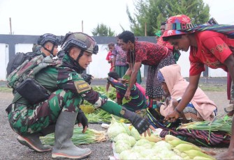 Prajurit Tri Dharma borong hasil bumi warga, Jum'at (11/8)