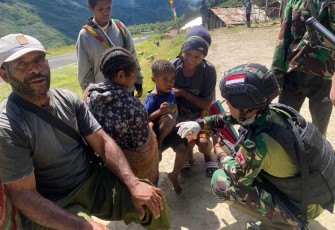 Komsos prajurit memberikan rasa aman warga di Pegunungan Bintang, Papua, Jum'at (11/8)