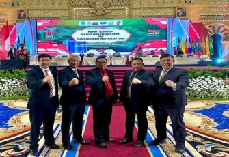 Kakanwil Tejo Foto Bersama Penganugerahan Gelar Doktor Sekjen Kemenkumham RI di Unesa Surabaya, Senin (14/8) 